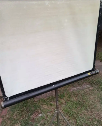 VINTAGE KNOX CORONET PROJECTION SCREEN 40 INCH BY 30 INCH ON TRIPOD