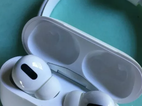 Apple Airpods Pro with Wireless Case - New